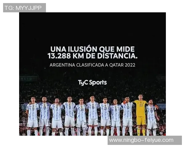 足球明星进球后激情奔向队友庆祝瞬间展现团队精神与默契配合